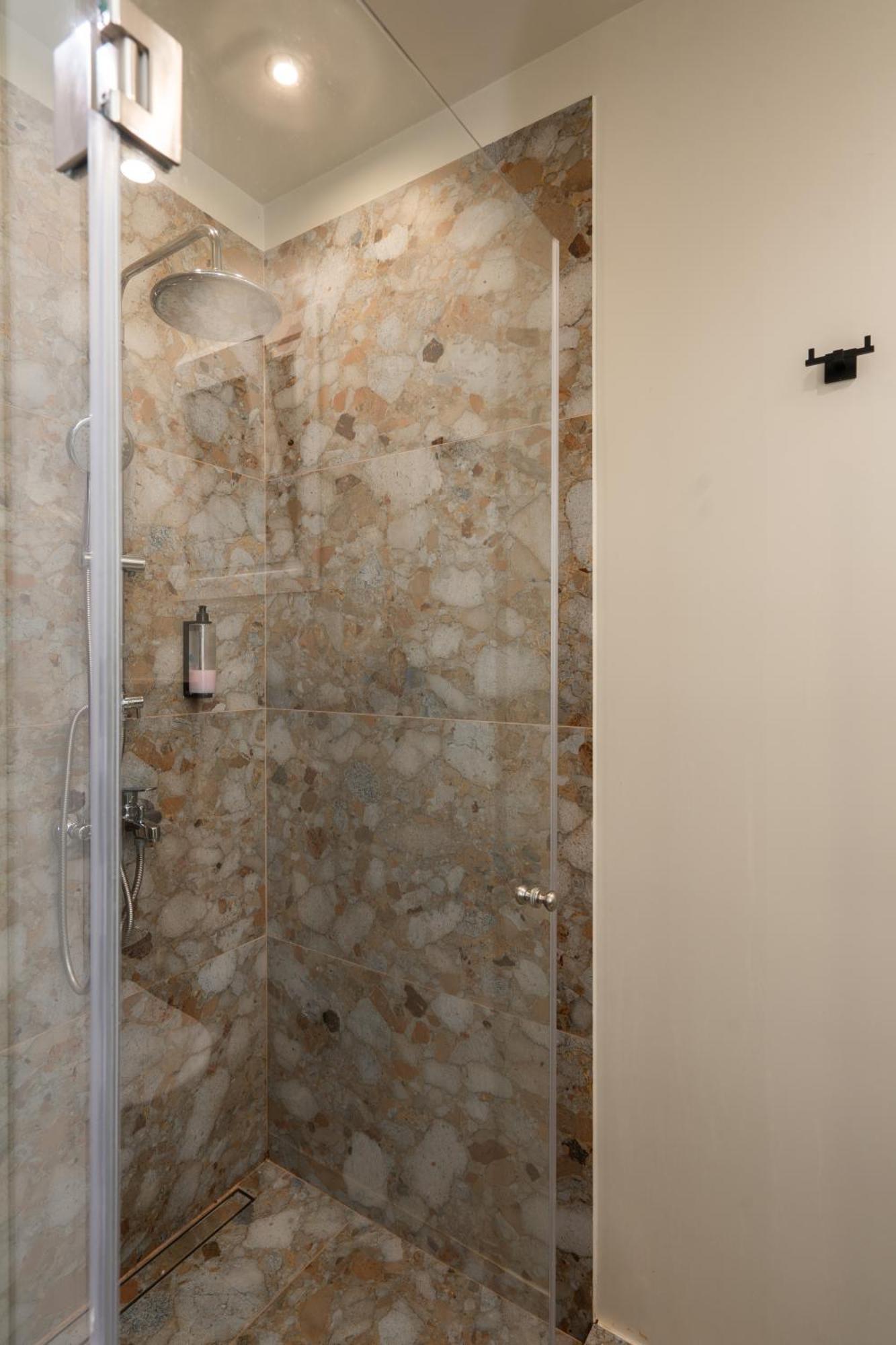 A Place 4U No6 - City Escape With Balcony Lounge & Open Living Space Ateny Zewnętrze zdjęcie